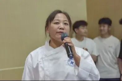 穿白色衣服的人在刷牙
AI 生成的内容可能不正确。