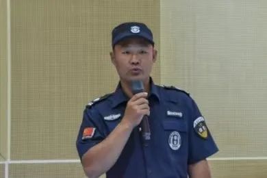 戴帽子的男人在刷牙
AI 生成的内容可能不正确。