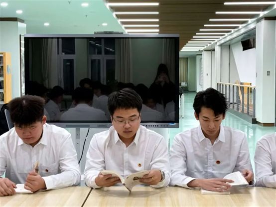 图片包含 游戏机, 桌子, 房间, 男人
AI 生成的内容可能不正确。