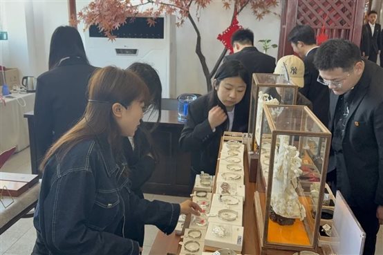 一群人在餐厅里
AI 生成的内容可能不正确。