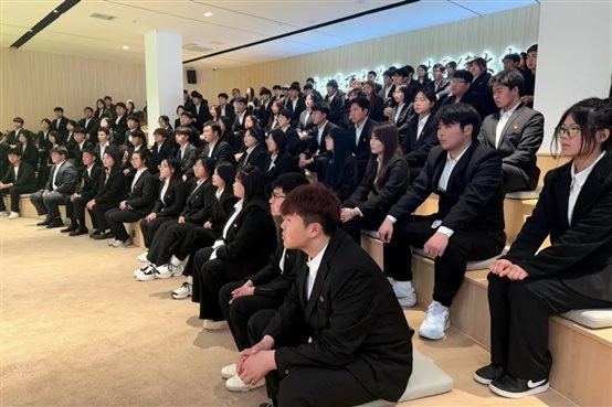 大厅里的人群
AI 生成的内容可能不正确。
