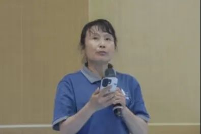 穿着蓝色衣服的人
AI 生成的内容可能不正确。