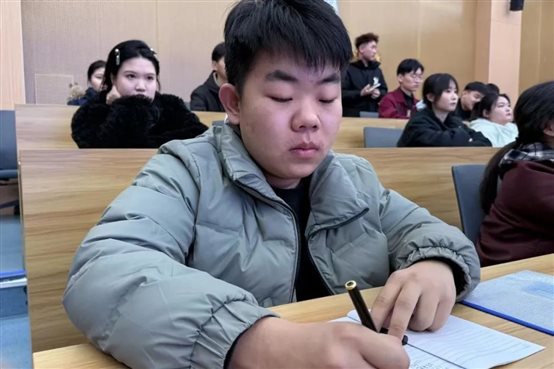 一些人在桌子前
AI 生成的内容可能不正确。