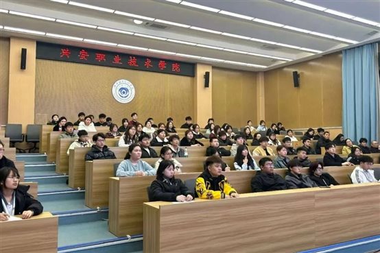 人们在看台上的人在房间里
AI 生成的内容可能不正确。