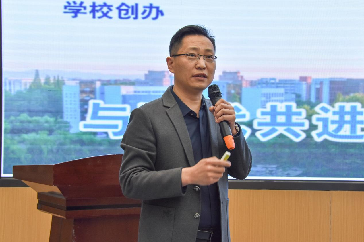 庞进元主任通过对比金华职业技术大学与本校的发展历程,用详实的案例和数据,生动诠释了唯有持续改革创新,才能收获教育教学丰硕成果。 庞进元主任通过对比金华职业技术大学与本校的发展历程,用详实的案例和数据,生动诠释了唯有持续改革创新,才能收获教育教学丰硕成果。
