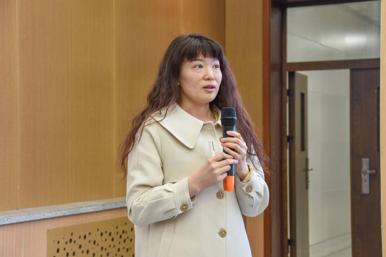白欣宇老师围绕“职业教育五个对接”,即专业与产业、岗位对接,课程内容与职业标准对接,教学过程与生产过程对接,学历证书与职业证书对接,职业教育与终身学习对接,全面阐述学前教育专业人才培养模式,为人才培养提供了清晰的理论框架。 白欣宇老师围绕“职业教育五个对接”,即专业与产业、岗位对接,课程内容与职业标准对接,教学过程与生产过程对接,学历证书与职业证书对接,职业教育与终身学习对接,全面阐述学前教育专业人才培养模式,为人才培养提供了清晰的理论框架。