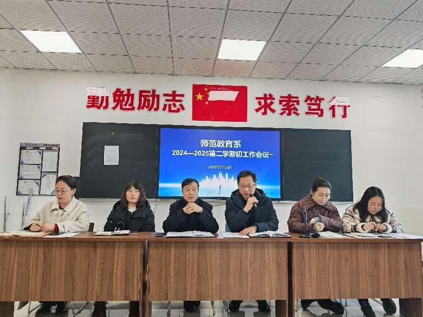 教务科科长玉莲梳理学期初教学准备工作,已全面完成课程编排、教材发放、实训室设备调试及教学档案核查等任务。针对新学期教学管理,她提出将加强课堂巡查和教学质量动态监测,确保教学运行平稳有序。 教务科科长玉莲梳理学期初教学准备工作,已全面完成课程编排、教材发放、实训室设备调试及教学档案核查等任务。针对新学期教学管理,她提出将加强课堂巡查和教学质量动态监测,确保教学运行平稳有序。